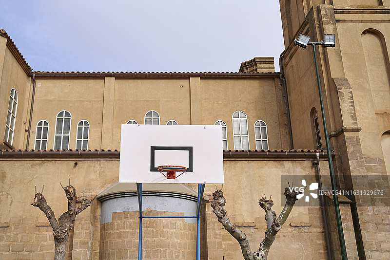 建筑物外的篮球场篮板图片素材