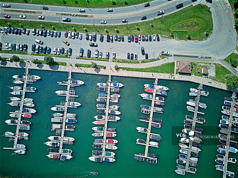 码头停靠的船只图片素材