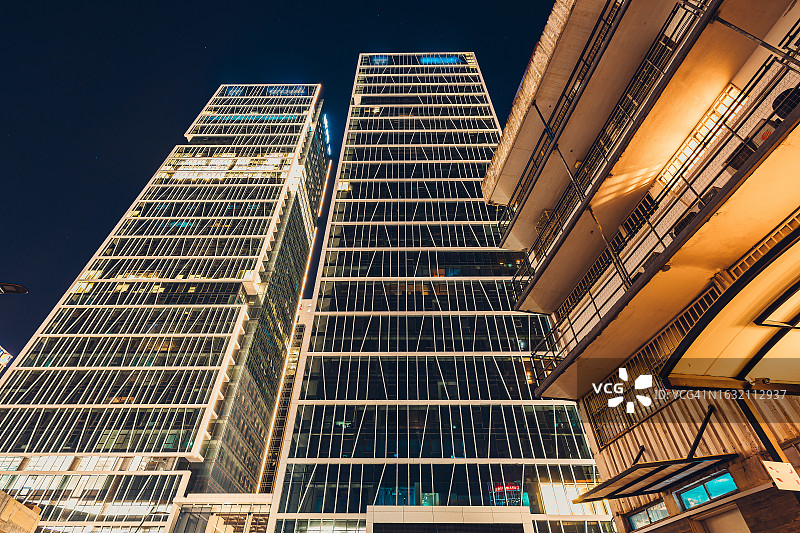 仰视现代办公楼图片素材