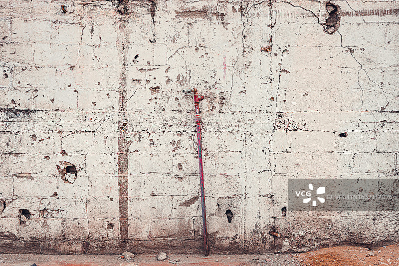 旧工业建筑的白色裂纹墙，全画幅图片素材