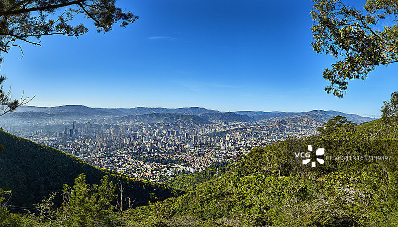从瓜拉伊拉雷帕诺国家公园欣赏加拉加斯市的美丽全景图片素材