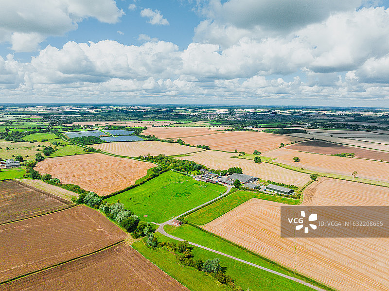 英国米尔顿凯恩斯附近乡村田野中的风力涡轮机航拍图片素材
