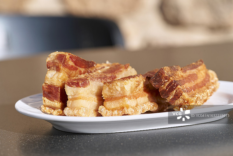 美味酥脆的鲜猪肉菜肴图片素材