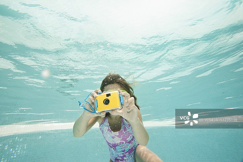 使用水下相机潜水的女孩（8-9岁）图片素材