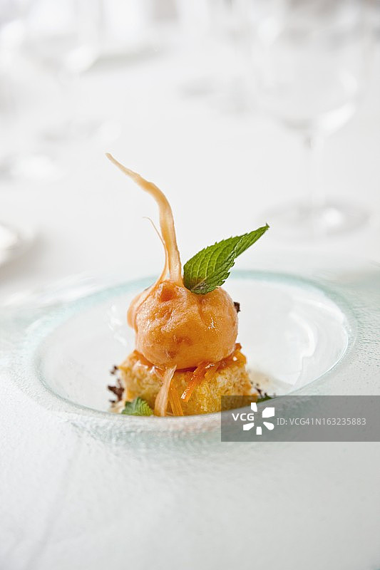 配薄荷叶的橘子冰沙胡萝卜蛋糕图片素材