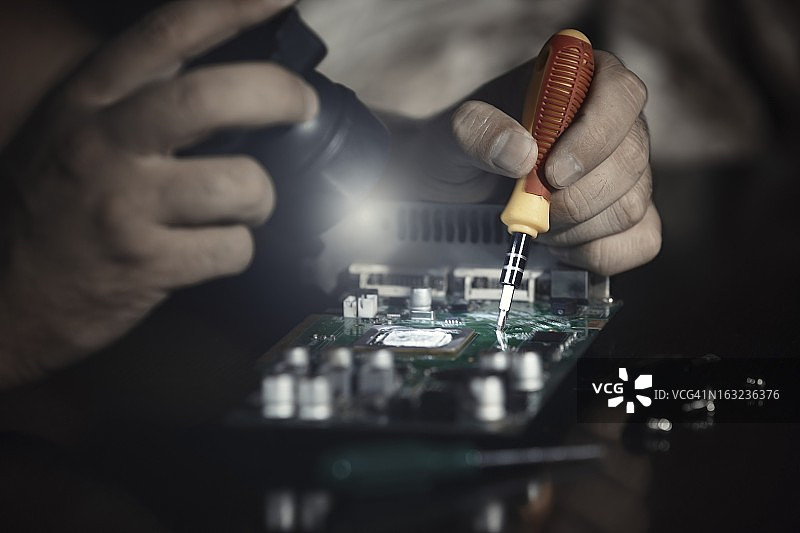 电脑工程师维修电路板图片素材