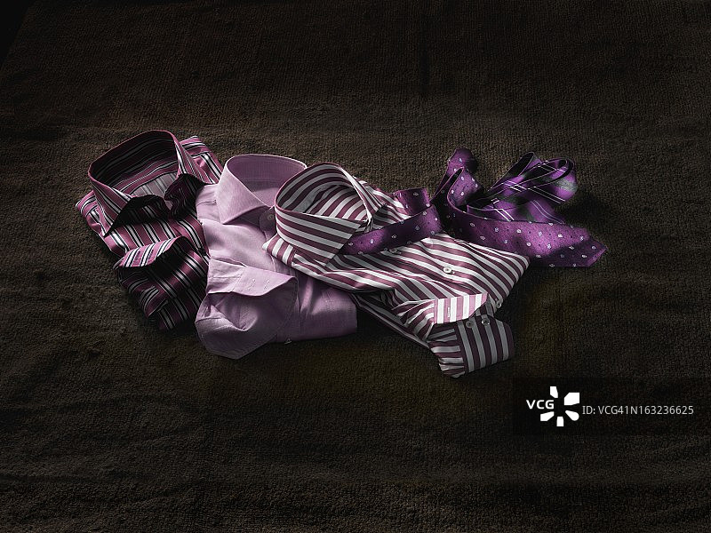 紫色衬衫和领带图片素材