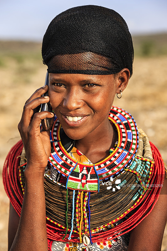 来自肯尼亚桑布鲁部落的非洲女孩使用手机图片素材