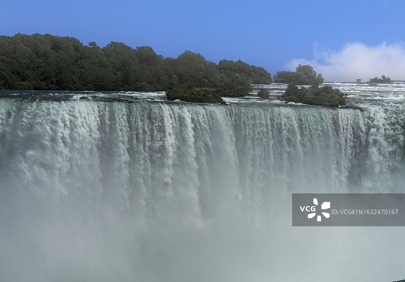 加拿大马蹄瀑布边缘图片素材