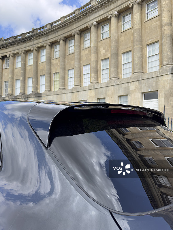 皇家新月楼与汽车倒影图片素材