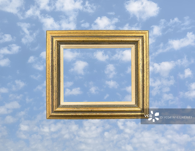 金色画框和蓝天白云图片素材