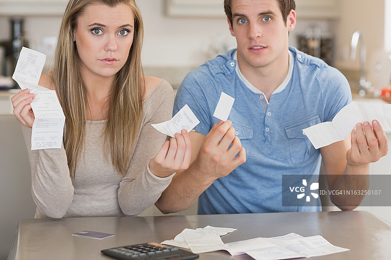 情侣拿着账单图片素材