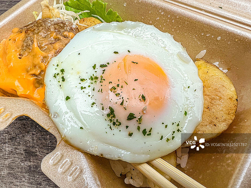 Loco Moco便当盒里的单面煎蛋图片素材
