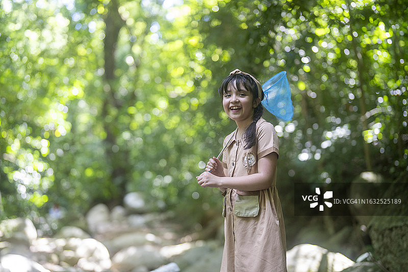 幼儿园孩子用彩色网捕捉青蛙图片素材