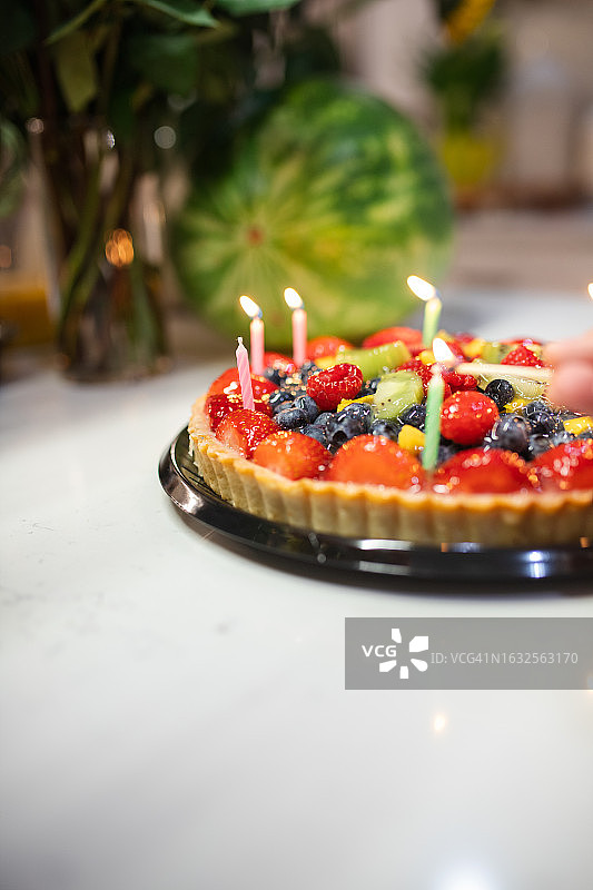 色彩鲜艳的浆果生日蛋糕图片素材