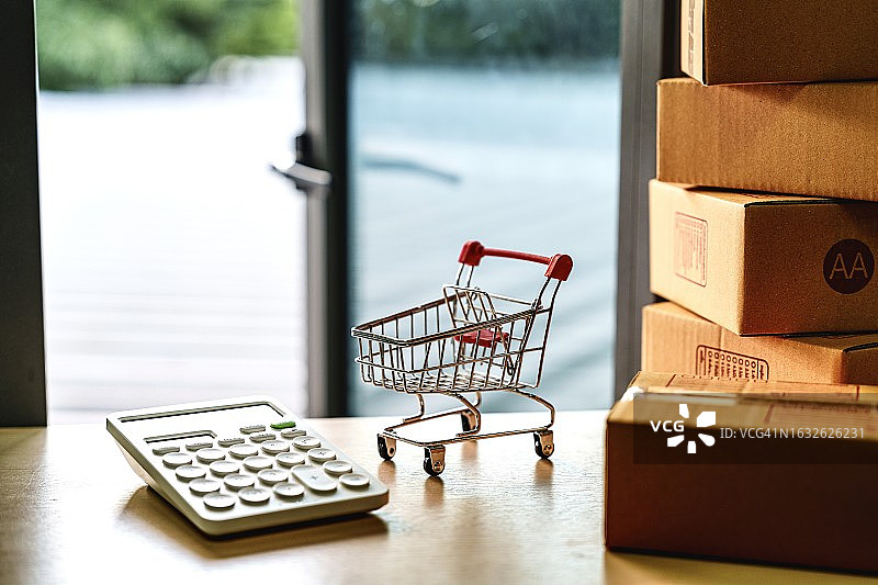 通过互联网进行在线购物和电子商务概念：在线购物，电子商务包装创意的在线销售图片素材