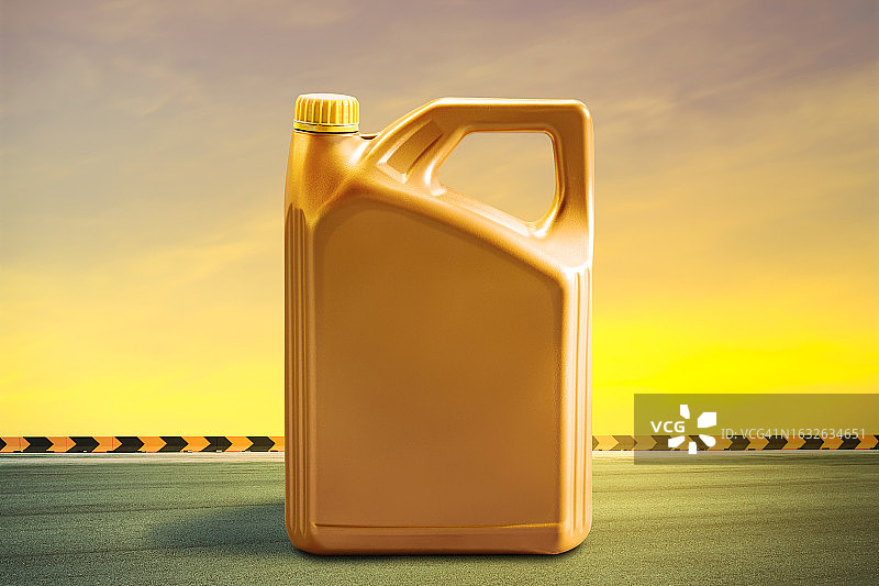 高速公路背景上的6升润滑油瓶图片素材