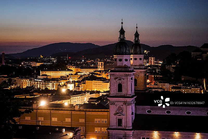 奥地利萨尔茨堡大教堂的傍晚景色图片素材