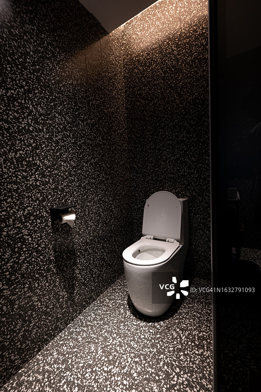 浴室陶瓷马桶，绿色瓷砖图片素材