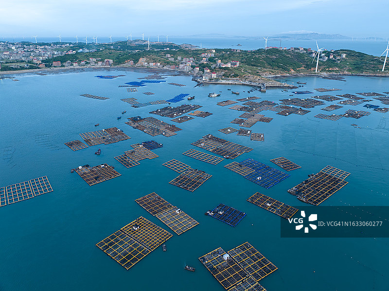 海上养殖的清晨渔筏图片素材