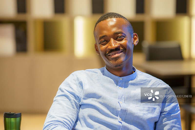 一位少数民族商人的人物肖像图片素材