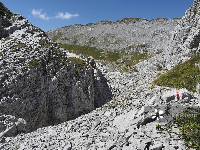 施拉滕夫卢或施拉滕夫卢岩石上的红白步道标记，联合国教科文组织生物圈保护区恩特勒布赫图片素材