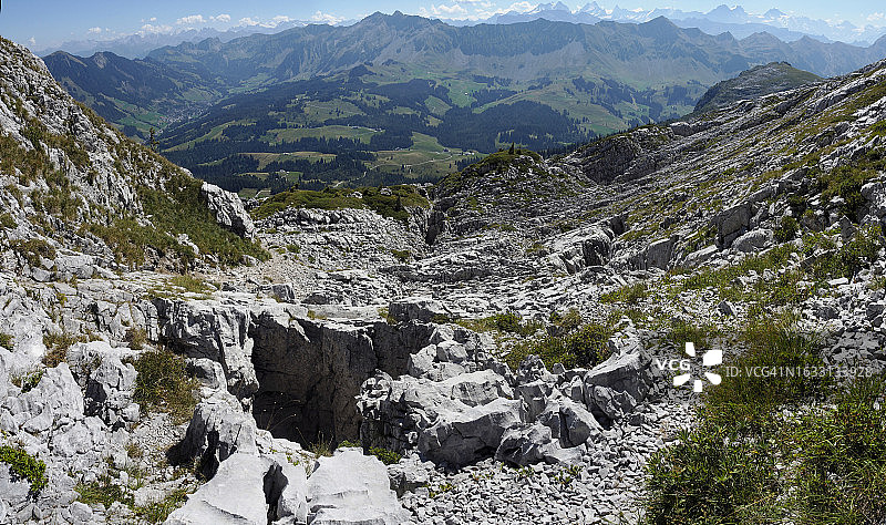 施拉滕弗卢喀斯特地貌上的高山小径，恩特勒布赫教科文组织生物圈保护区图片素材