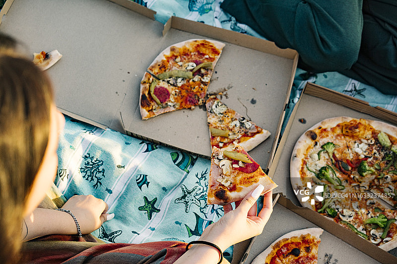 手拿披萨特写图片素材