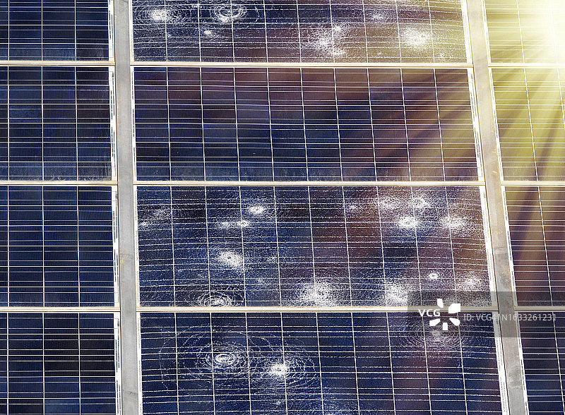 遭受冰雹袭击而损坏的太阳能电池板图片素材