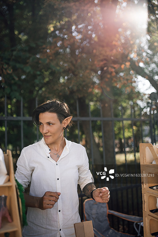 时尚女人在零售展示的街道上图片素材