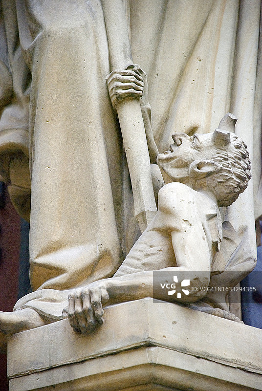 德国埃尔福特大教堂入口门上的雕像细节图片素材