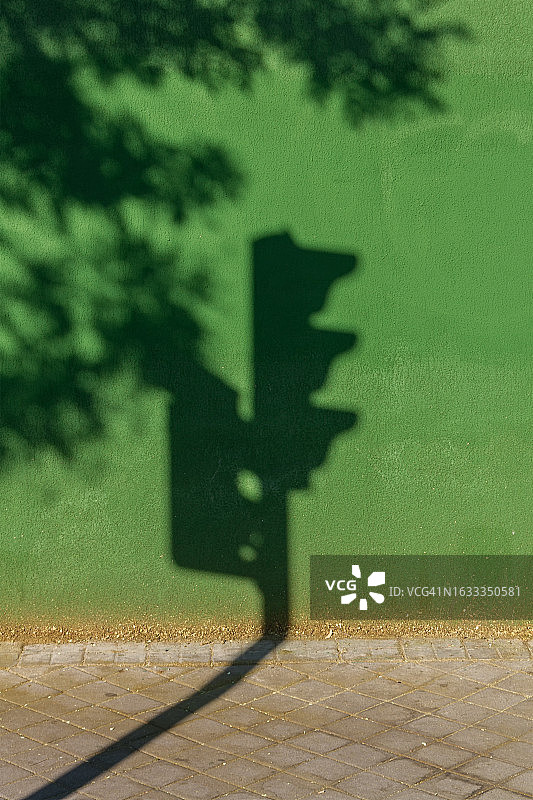 绿墙上的交通灯阴影图片素材