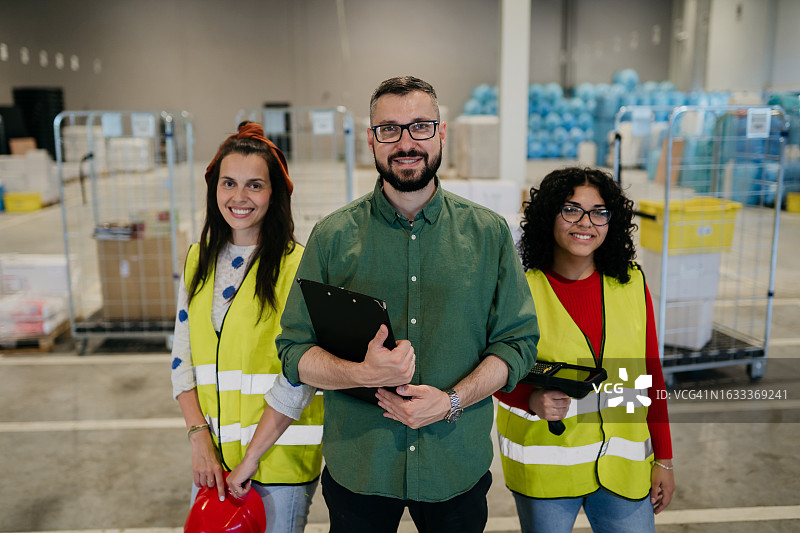 仓库里快乐的员工图片素材