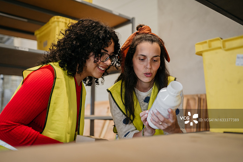 配送仓库女工图片素材