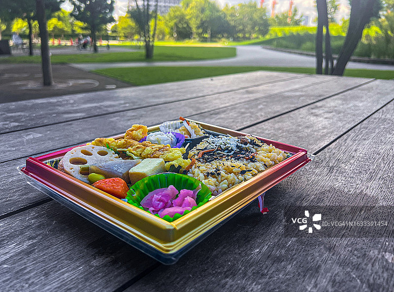 公园野餐桌上的幕之内便当图片素材