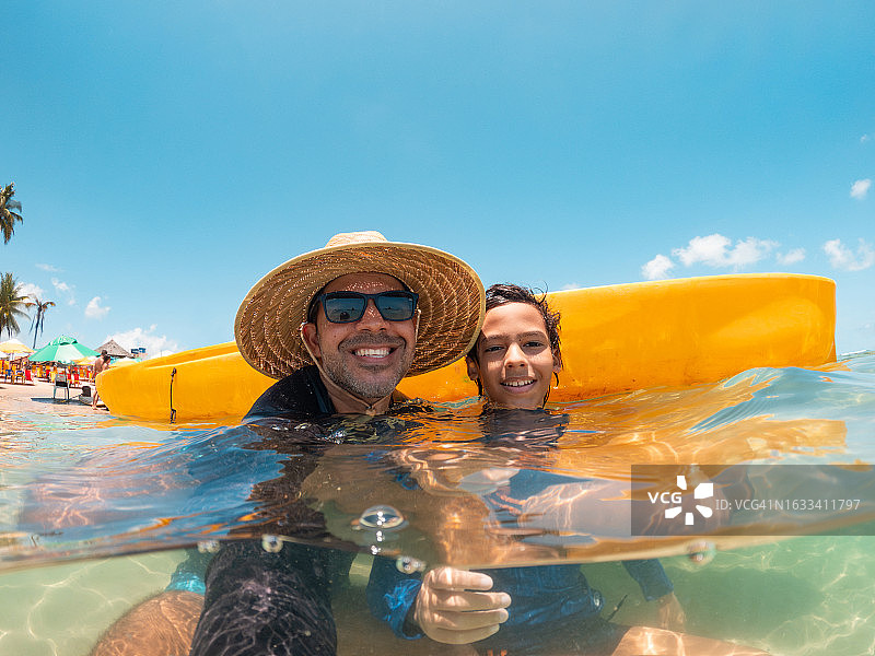 父子在皮划艇上自拍图片素材