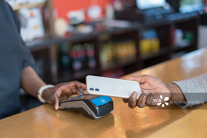 销售点智能手机非接触支付图片素材