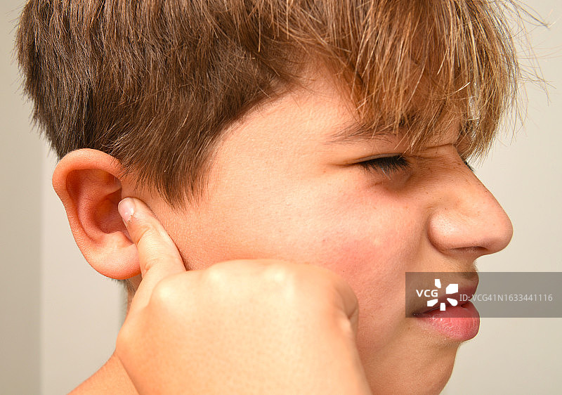 一位12岁男孩患有耳痛图片素材
