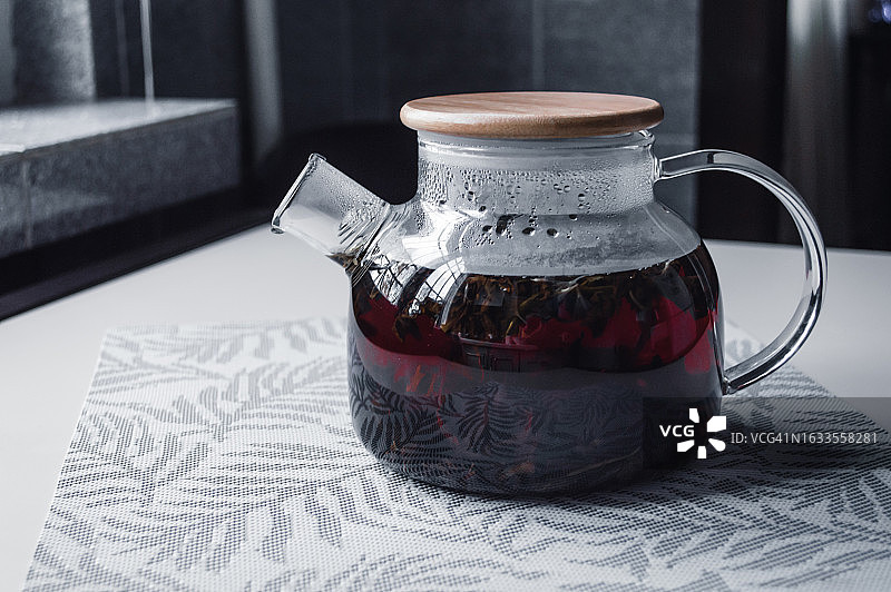 玻璃茶壶中的热饮红茶图片素材