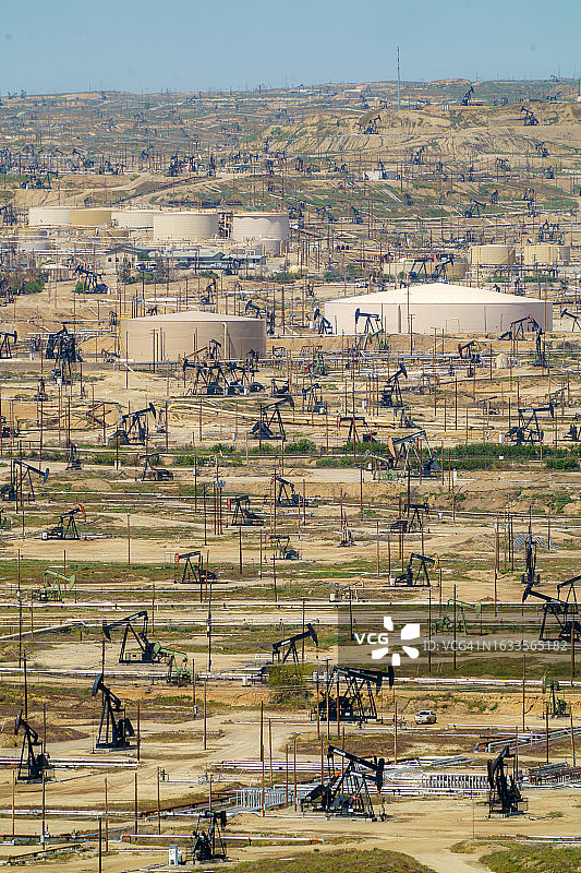加利福尼亚州克恩县石油城的抽油机图片素材