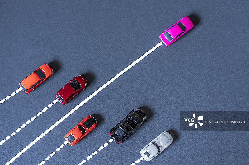 通往成功的不同路径、领导力、不同的方向和方法图片素材