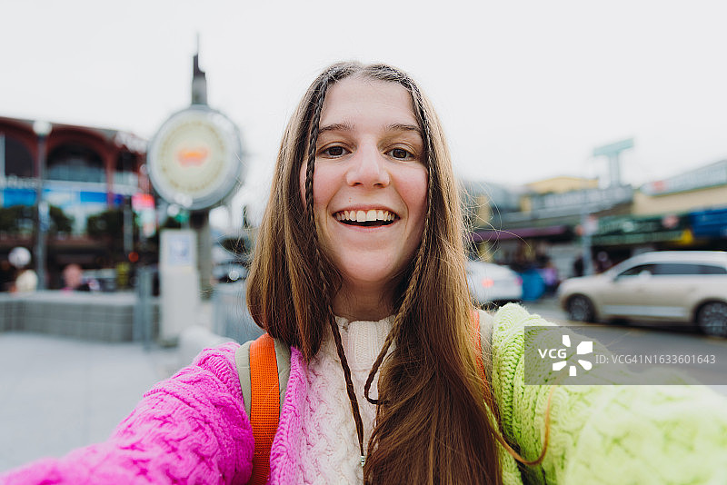 快乐的女人在加利福尼亚州旧金山渔人码头自拍图片素材