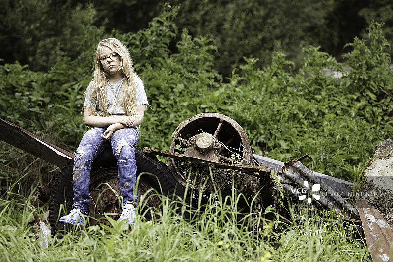 不友善且悲惨的蓬乱流浪女孩图片素材