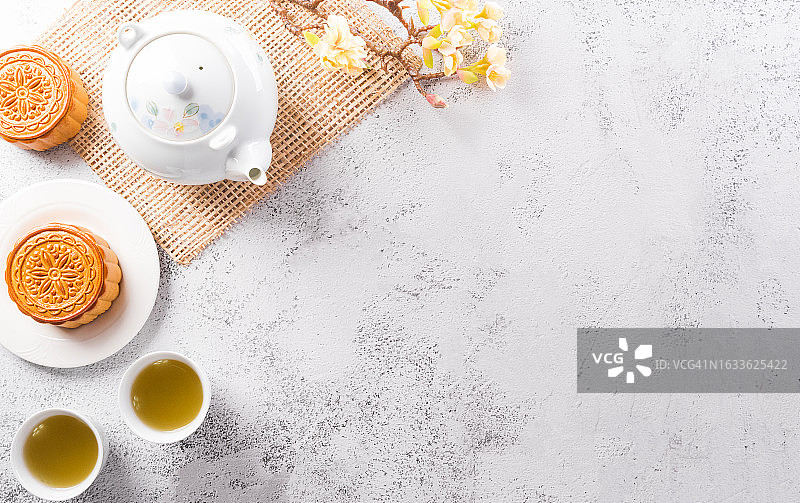 中秋节月饼、茶和梅花白色石背景图片素材