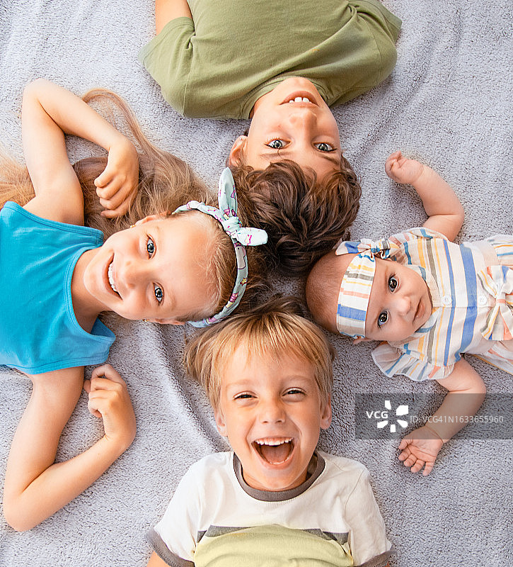 不同年龄段的孩子们图片素材