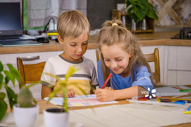 女孩和男孩用彩色铅笔绘画图片素材