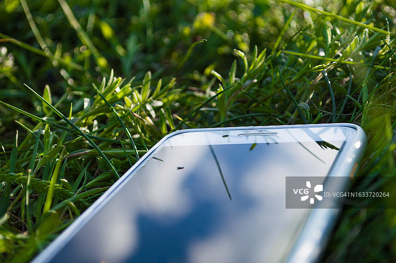 带有屏幕反射的智能手机照片图片素材