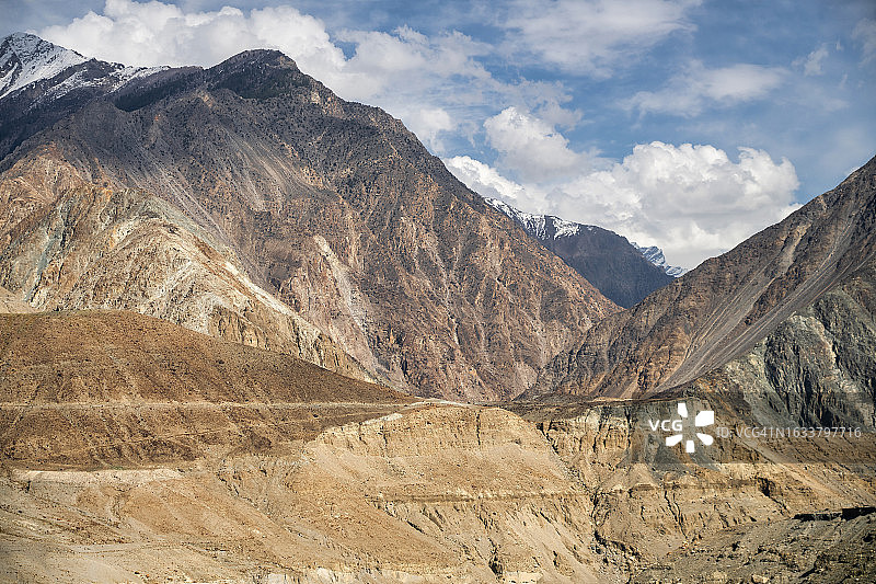 巴基斯坦北部吉尔吉特-巴尔蒂斯坦喀喇昆仑山脉的喀喇昆仑公路风景图片素材