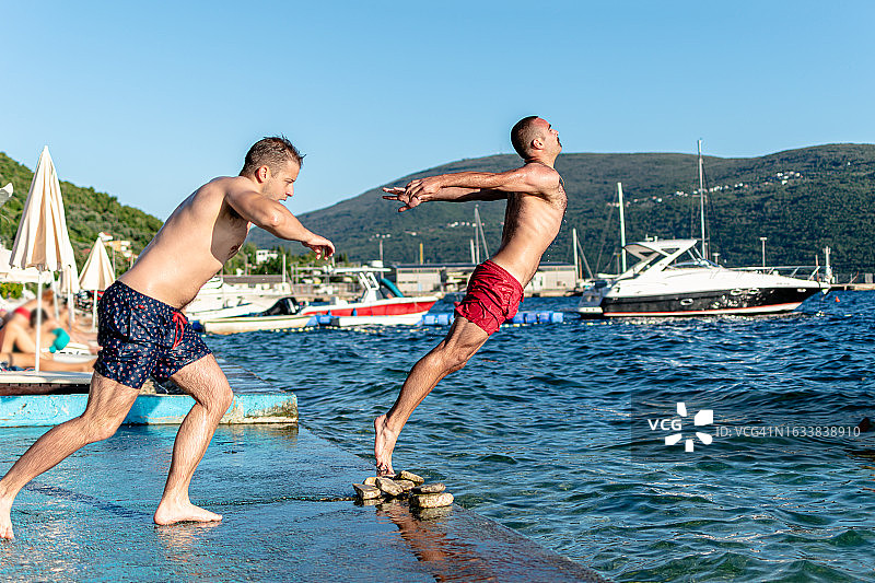 拥抱大海：朋友水中畅游图片素材