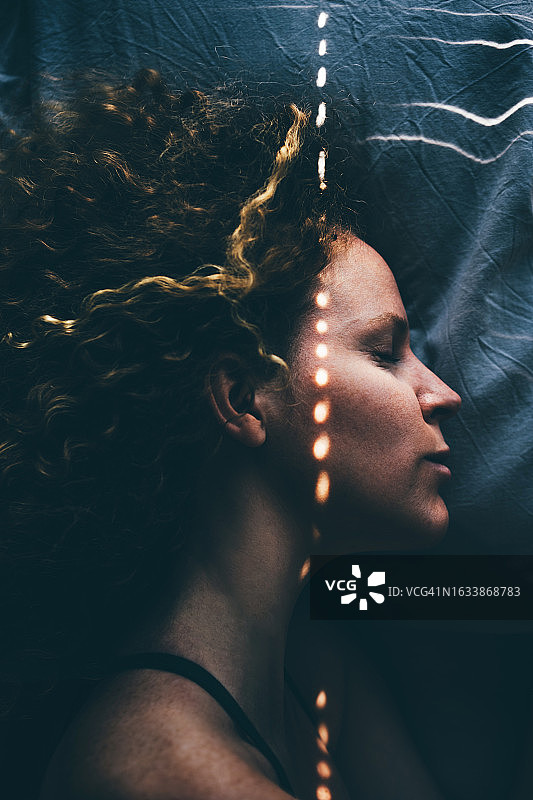 躺在家中床上悲伤沮丧的女人图片素材